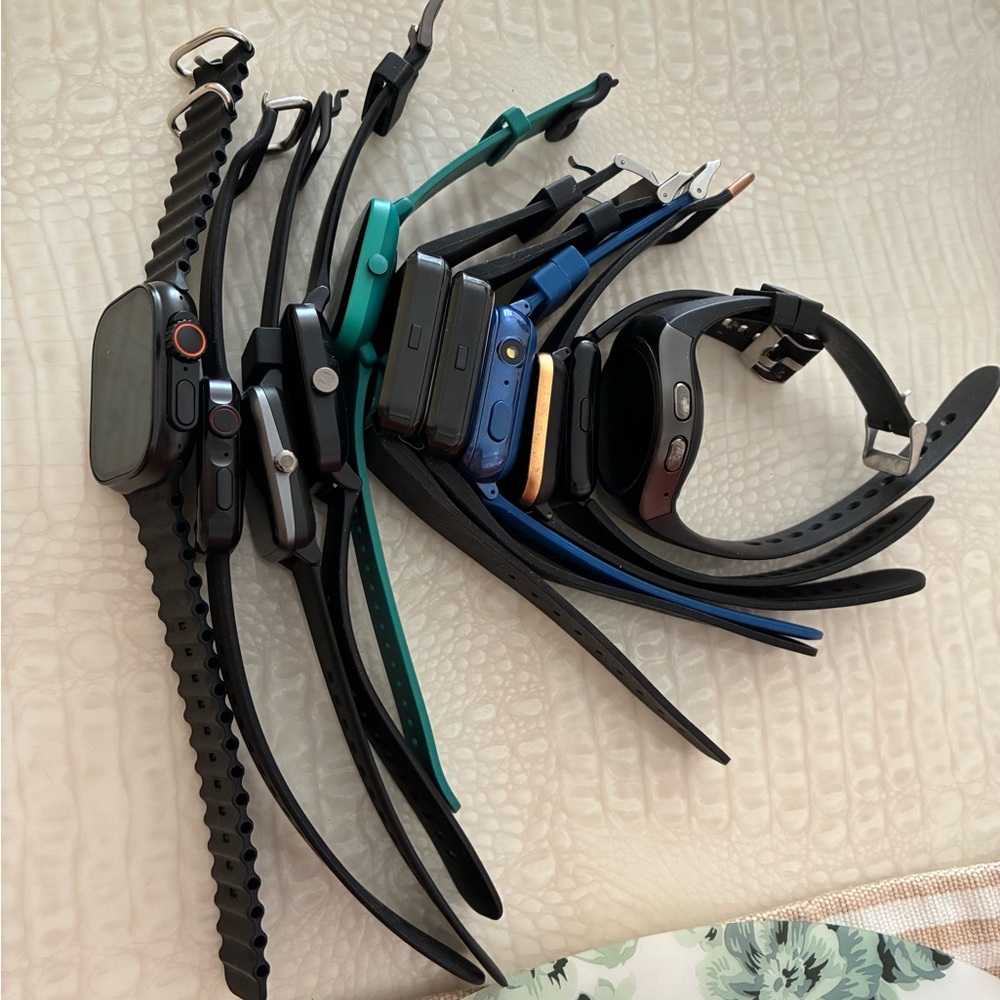 Apple.  Samsung.  Fitbit lot of 25.  for repair broken damaged - Picture 16 of 16